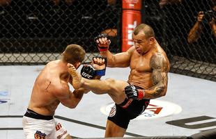 Imagens do UFC Fight Night 51, em Braslia - Gleison Tibau (bermuda preta e luvas vermelhas) venceu Piotr Hallmann por deciso dividida