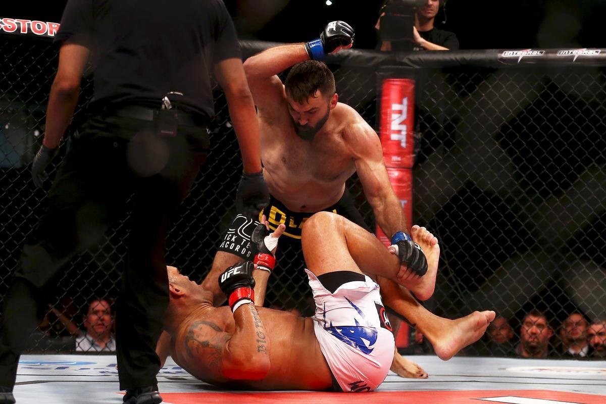 Imagens do UFC Fight Night 51, em Braslia - Andrei Arlovski (bermuda preta e luvas azuis) venceu Antnio Pezo por nocaute no primeiro round