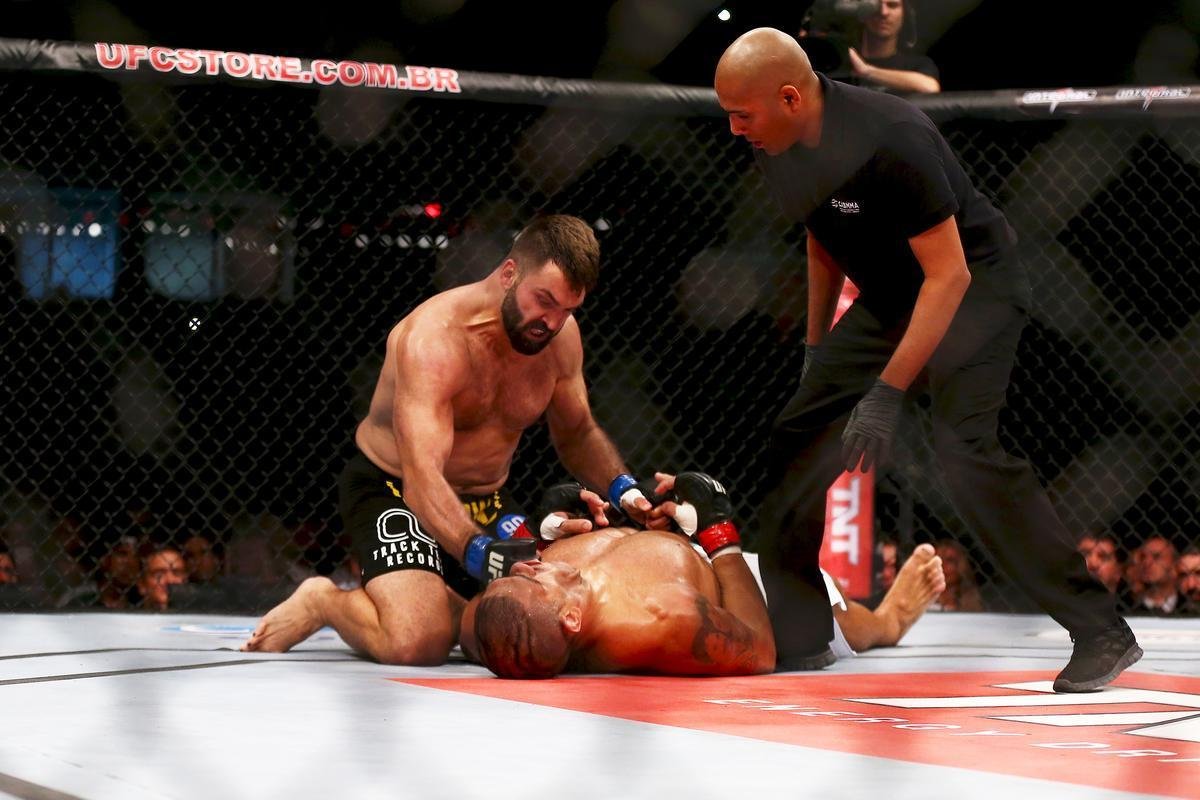 Imagens do UFC Fight Night 51, em Braslia - Andrei Arlovski (bermuda preta e luvas azuis) venceu Antnio Pezo por nocaute no primeiro round