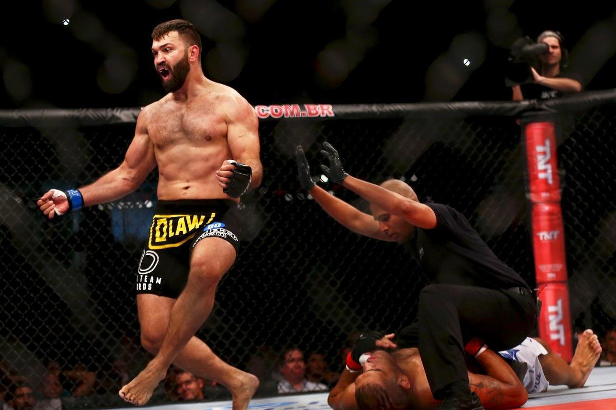 Imagens do UFC Fight Night 51, em Braslia - Andrei Arlovski (bermuda preta e luvas azuis) venceu Antnio Pezo por nocaute no primeiro round