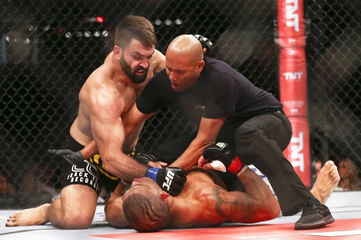 Imagens do UFC Fight Night 51, em Braslia - Andrei Arlovski (bermuda preta e luvas azuis) venceu Antnio Pezo por nocaute no primeiro round