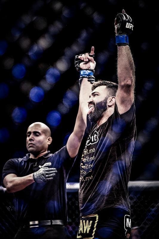 Imagens do UFC Fight Night 51, em Braslia - Andrei Arlovski (bermuda preta e luvas azuis) venceu Antnio Pezo por nocaute no primeiro round