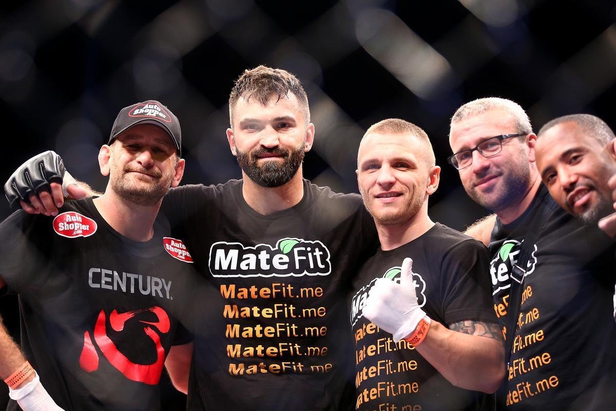 Imagens do UFC Fight Night 51, em Braslia - Andrei Arlovski (bermuda preta e luvas azuis) venceu Antnio Pezo por nocaute no primeiro round