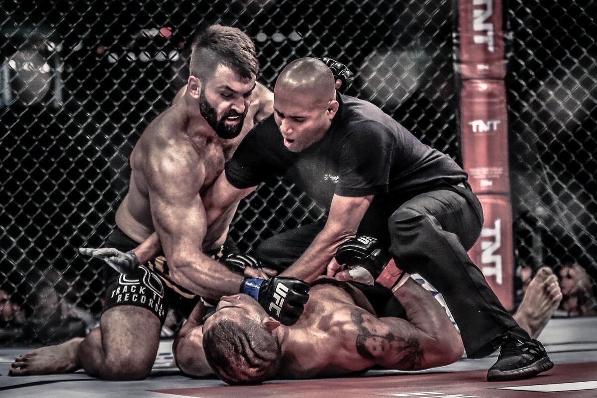 Imagens do UFC Fight Night 51, em Braslia - Andrei Arlovski (bermuda preta e luvas azuis) venceu Antnio Pezo por nocaute no primeiro round