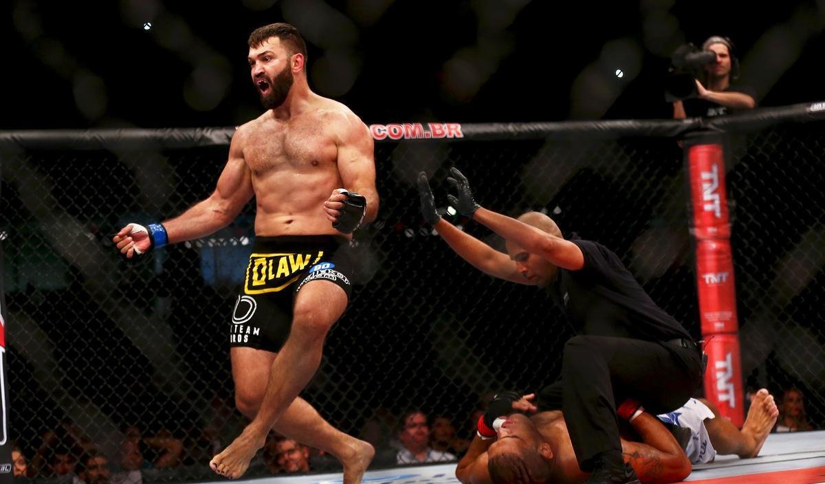 Imagens do UFC Fight Night 51, em Braslia - Andrei Arlovski (bermuda preta e luvas azuis) venceu Antnio Pezo por nocaute no primeiro round