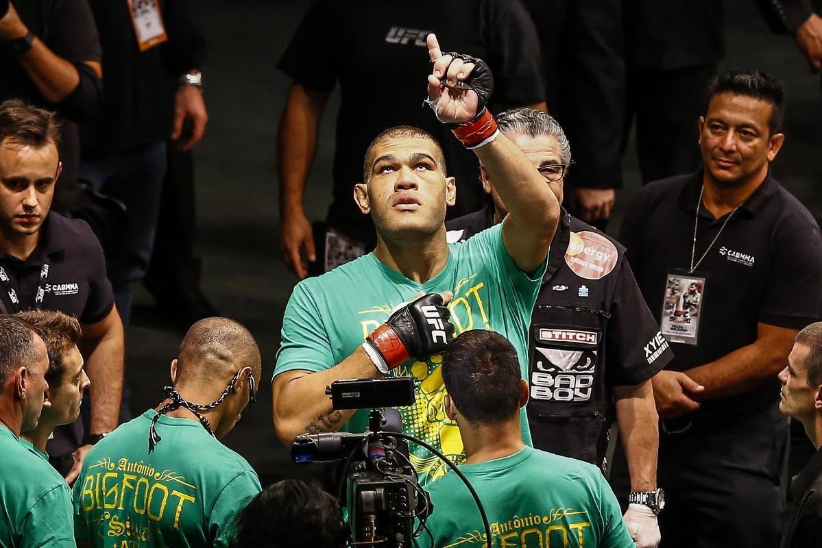 Imagens do UFC Fight Night 51, em Braslia - Andrei Arlovski (bermuda preta e luvas azuis) venceu Antnio Pezo por nocaute no primeiro round