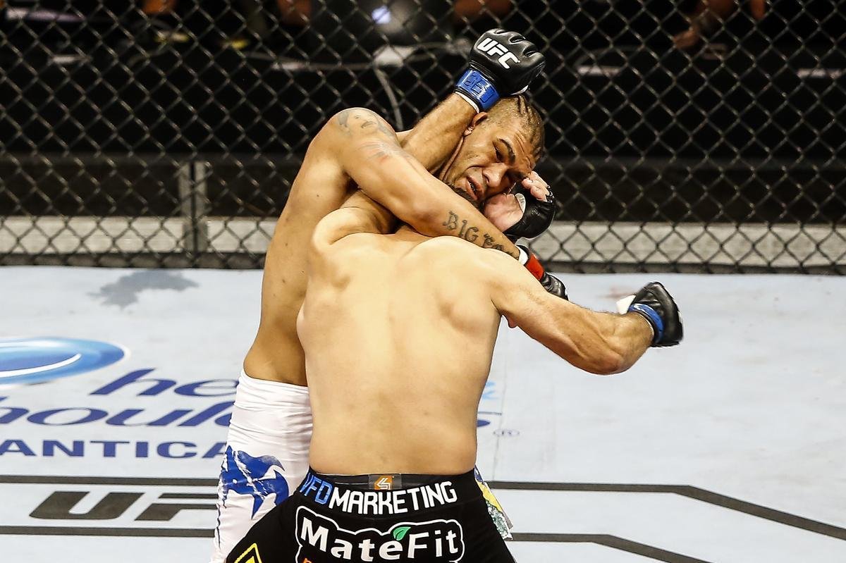 Imagens do UFC Fight Night 51, em Braslia - Andrei Arlovski (bermuda preta e luvas azuis) venceu Antnio Pezo por nocaute no primeiro round