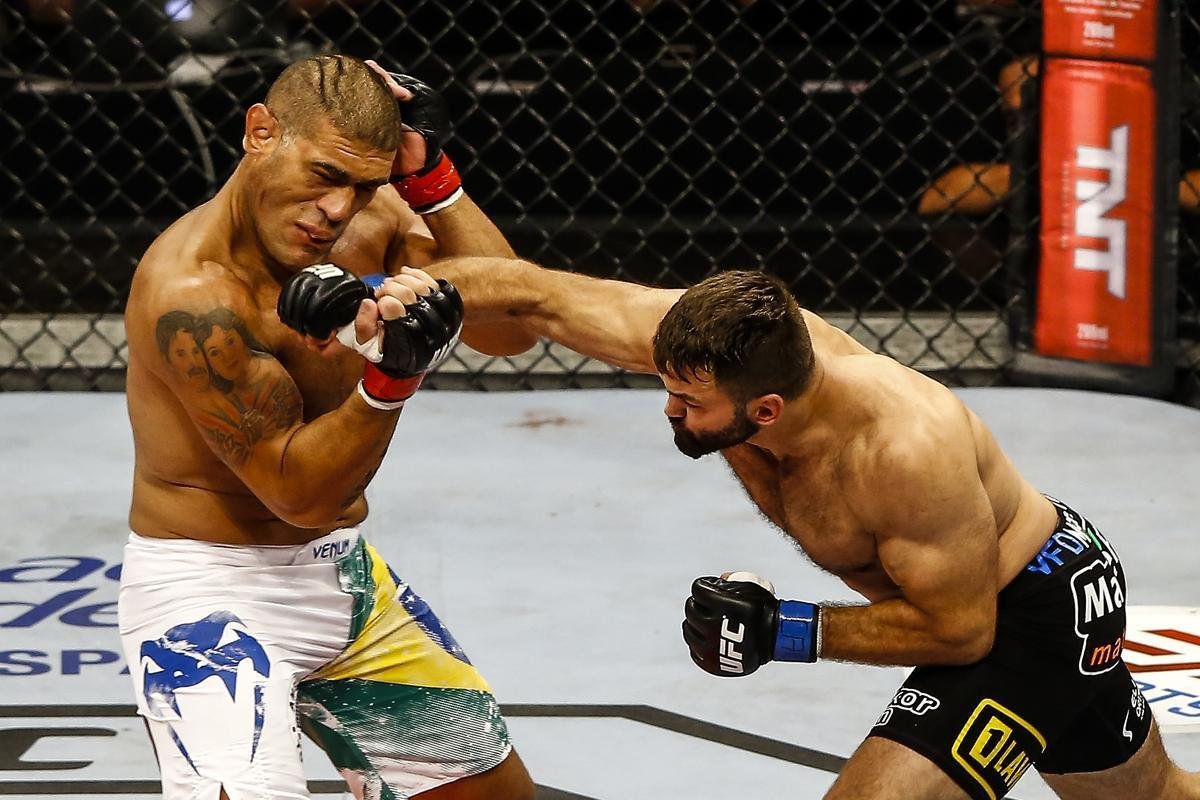 Imagens do UFC Fight Night 51, em Braslia - Andrei Arlovski (bermuda preta e luvas azuis) venceu Antnio Pezo por nocaute no primeiro round