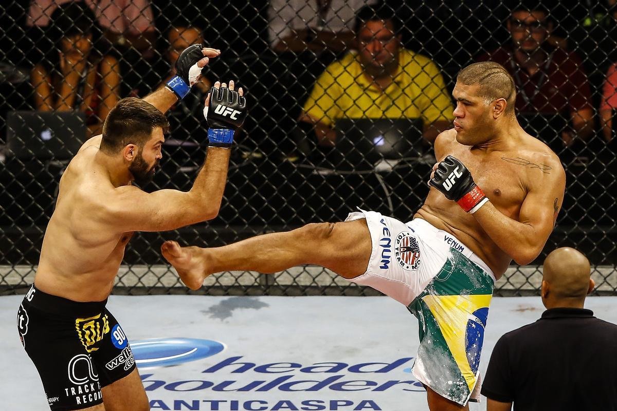 Imagens do UFC Fight Night 51, em Braslia - Andrei Arlovski (bermuda preta e luvas azuis) venceu Antnio Pezo por nocaute no primeiro round
