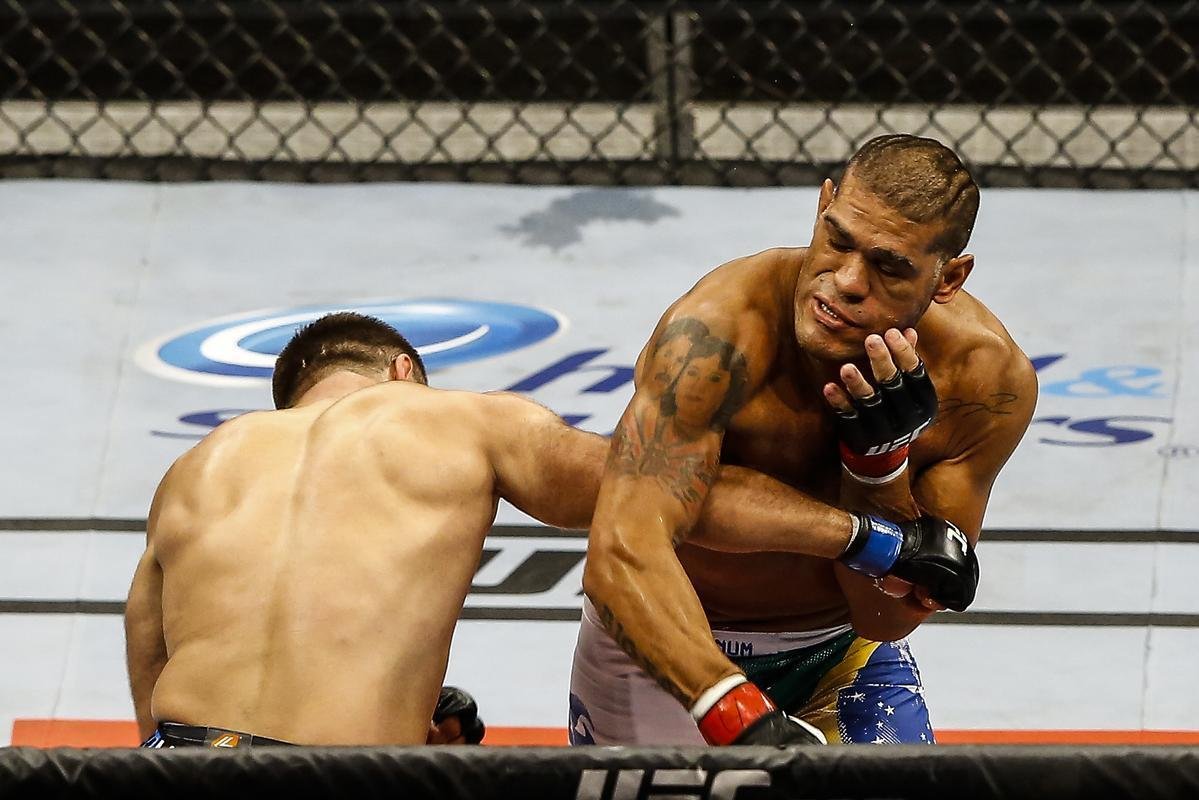 Imagens do UFC Fight Night 51, em Braslia - Andrei Arlovski (bermuda preta e luvas azuis) venceu Antnio Pezo por nocaute no primeiro round