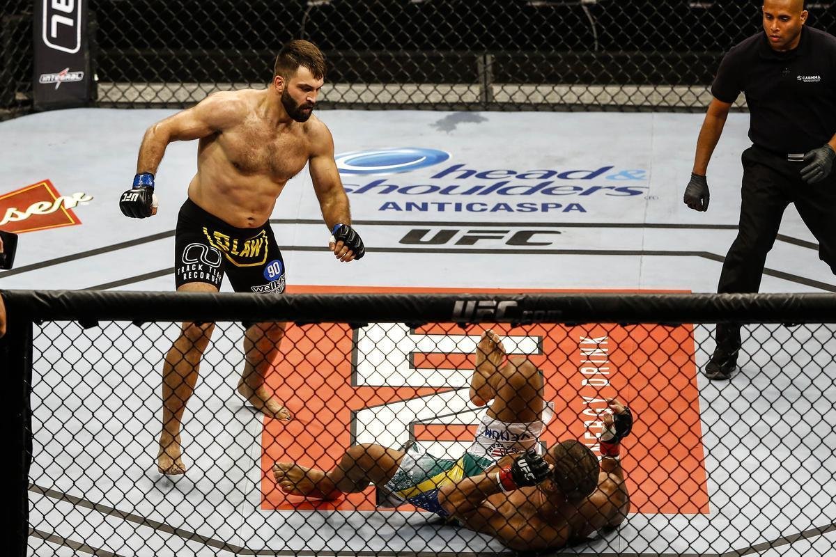 Imagens do UFC Fight Night 51, em Braslia - Andrei Arlovski (bermuda preta e luvas azuis) venceu Antnio Pezo por nocaute no primeiro round