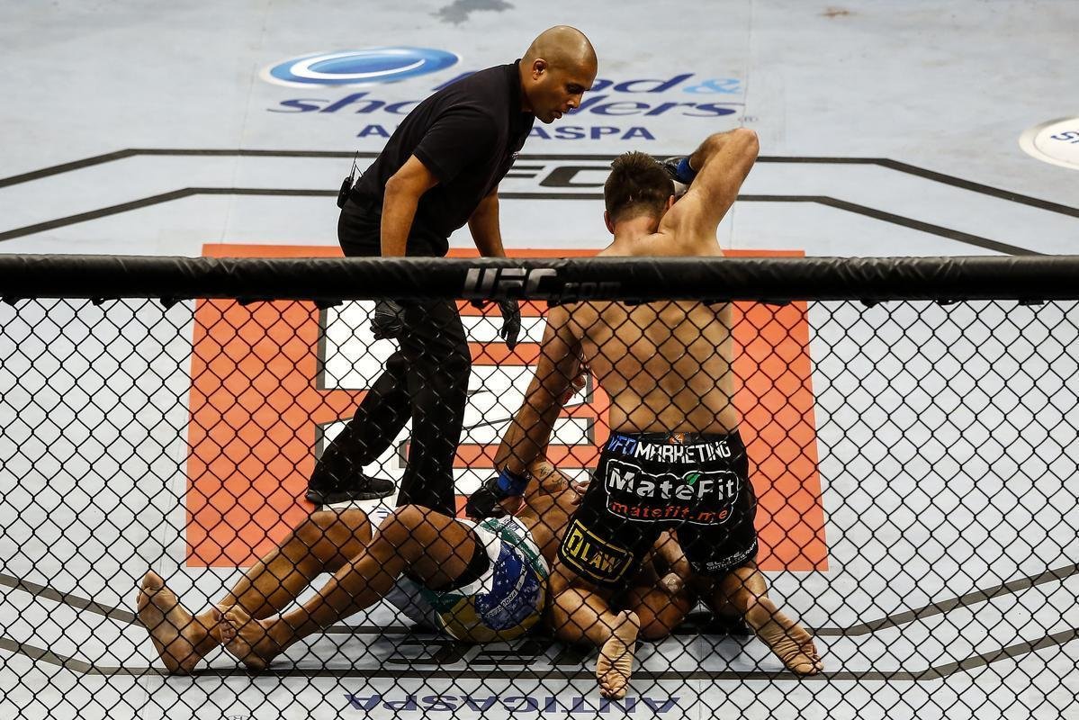 Imagens do UFC Fight Night 51, em Braslia - Andrei Arlovski (bermuda preta e luvas azuis) venceu Antnio Pezo por nocaute no primeiro round