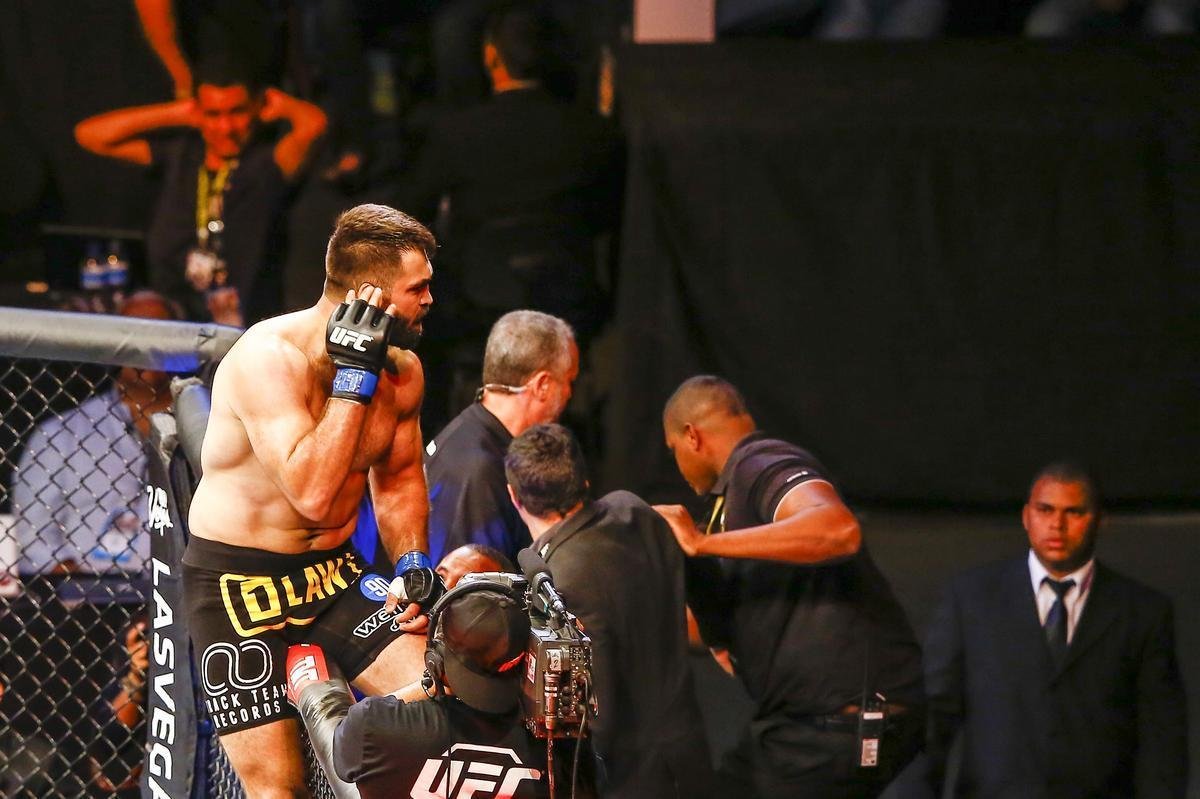 Imagens do UFC Fight Night 51, em Braslia - Andrei Arlovski (bermuda preta e luvas azuis) venceu Antnio Pezo por nocaute no primeiro round