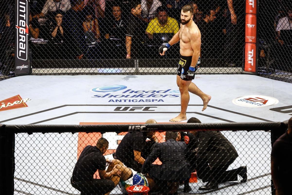 Imagens do UFC Fight Night 51, em Braslia - Andrei Arlovski (bermuda preta e luvas azuis) venceu Antnio Pezo por nocaute no primeiro round