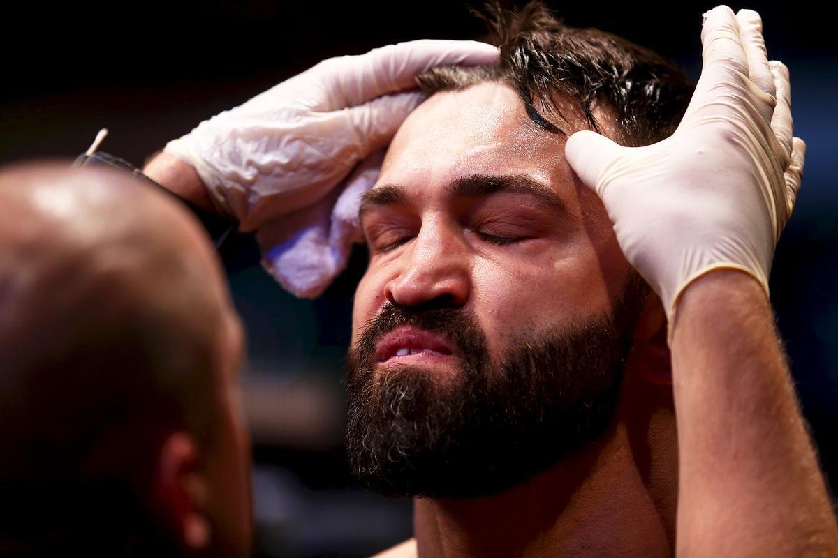 Imagens do UFC Fight Night 51, em Braslia - Andrei Arlovski (bermuda preta e luvas azuis) venceu Antnio Pezo por nocaute no primeiro round