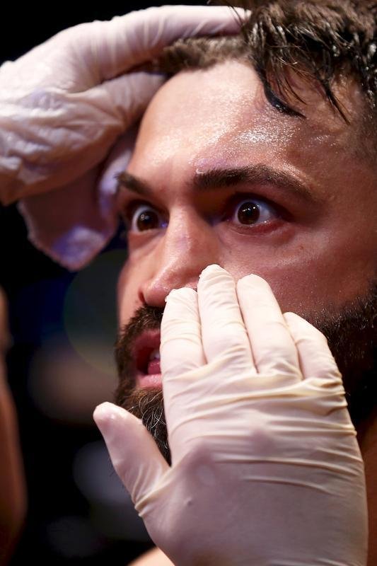 Imagens do UFC Fight Night 51, em Braslia - Andrei Arlovski (bermuda preta e luvas azuis) venceu Antnio Pezo por nocaute no primeiro round