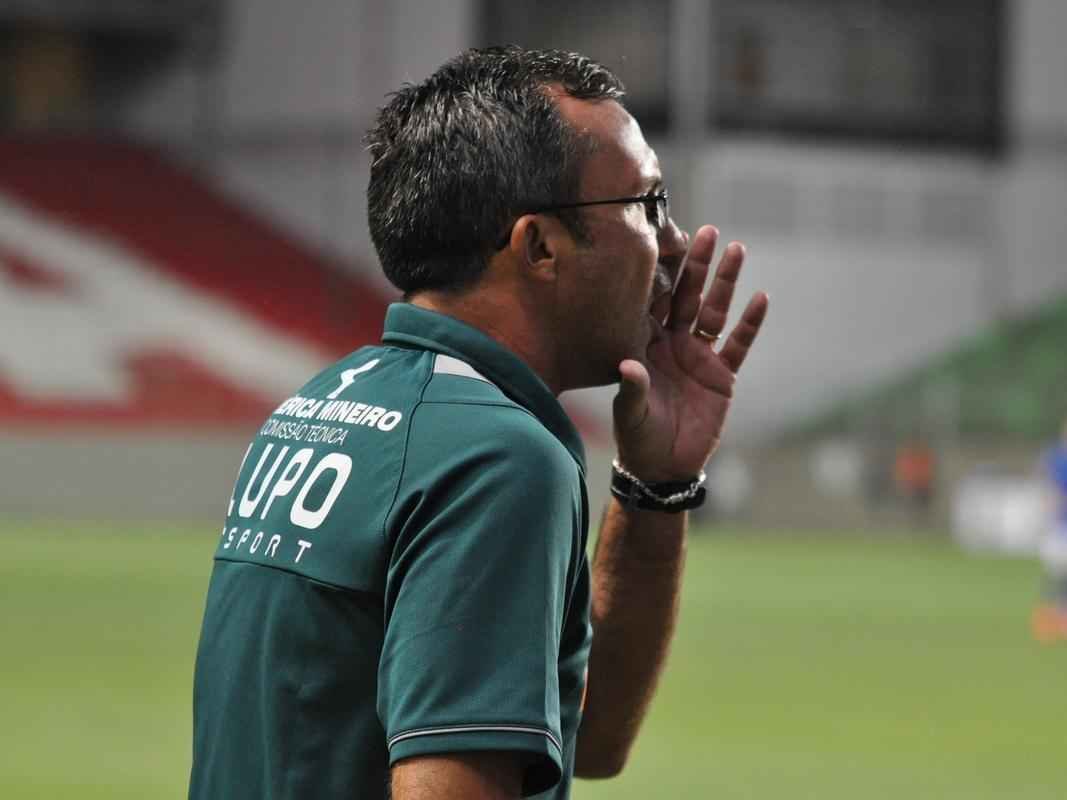 Auxiliar tcnico fixo do Amrica, Cludio Prates foi interino na Srie B de 2012 e no Mineiro 2014. Nesta tera-feira, diante do Bragantino, ele volta a comandar a equipe antes de a diretoria definir o substituto. Contando todas as passagens pelo comando, Prates soma 1 vitria, 1 empate e 1 derrota (44,4% de aproveitamento).