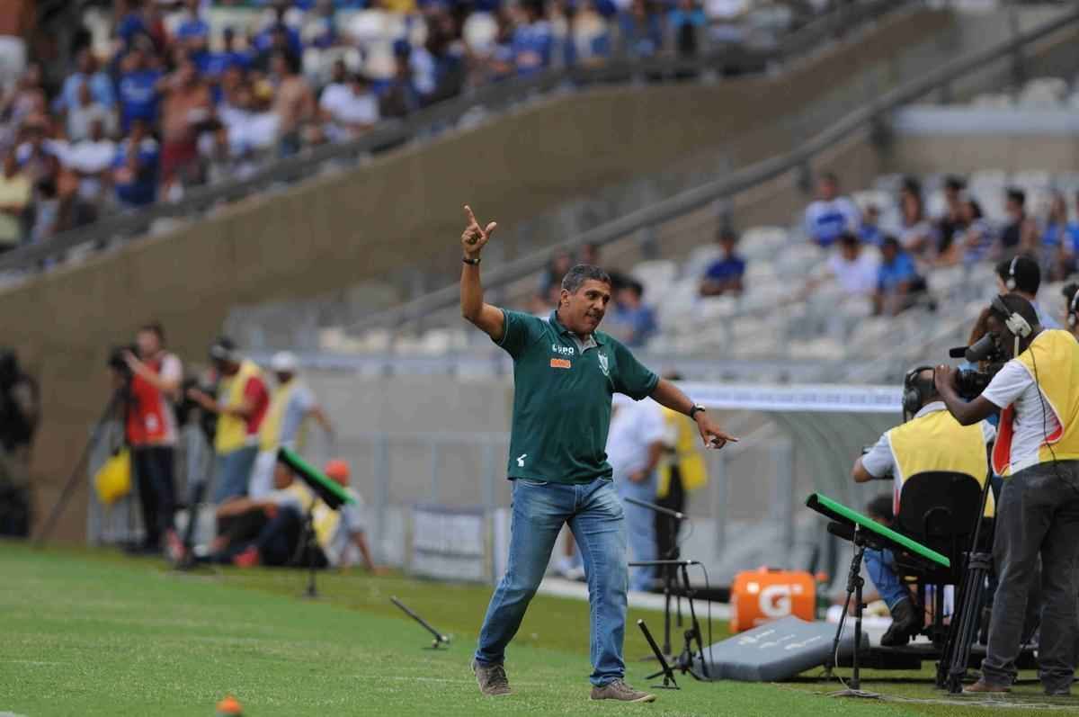 Demitido depois do clssico contra o Cruzeiro, pelo Estadual, Silas no conseguiu fazer o Amrica render do jeito que a torcida queria no incio de 2014. No ano passado, o comandante esteve perto de conquistar o acesso  Srie A do Brasileiro, ficando apenas a trs pontos do quarto colocado Figueirense. Ao todo, o ex-tcnico conquistou sete vitrias, 11 empates e quatro derrotas nas 22 partidas que comandou o Coelho (48,4% de aproveitamento).  