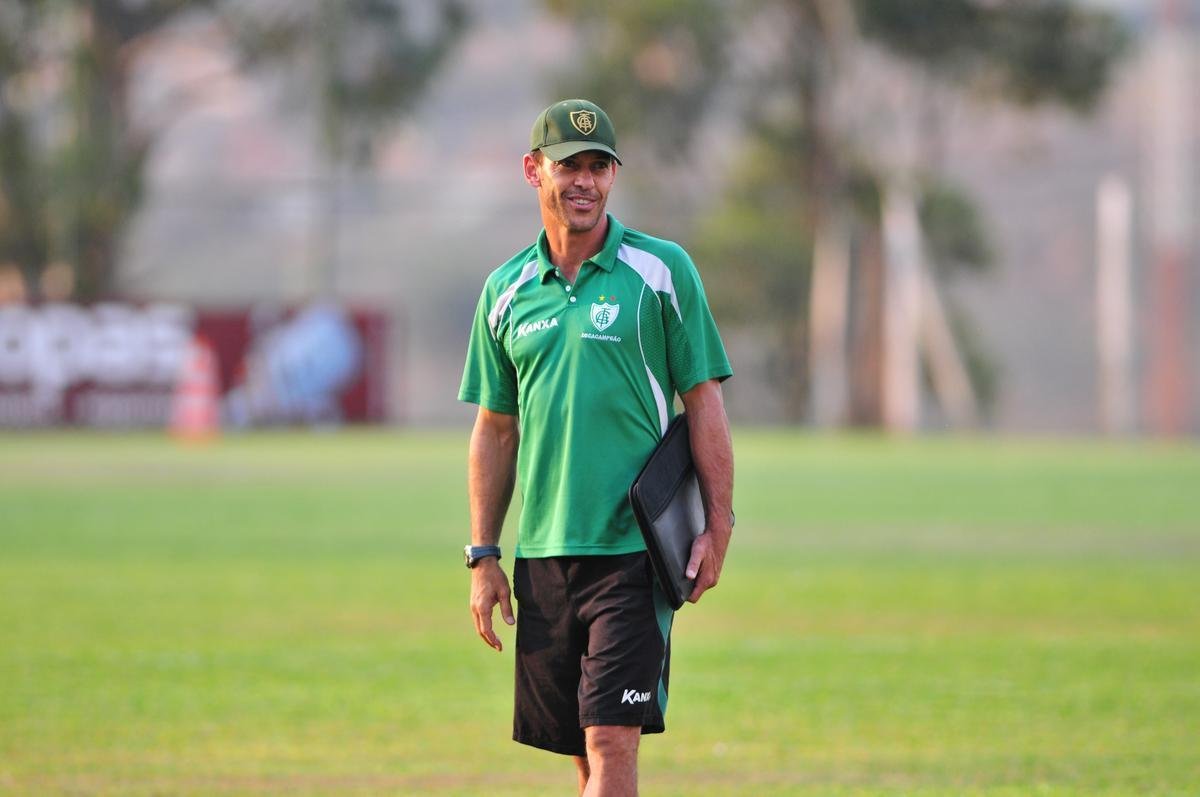 Tcnico da equipe sub-20, o ex-goleiro Marco Antnio Milagres ganhou oportunidade no time principal em 2012. S que as vacas magras do Coelho continuaram e o comandante caiu aps cinco rodadas na Srie B de 2012. Ele obteve uma vitria, um empate e trs derrotas, totalizando apenas 26,6% de aproveitamento.