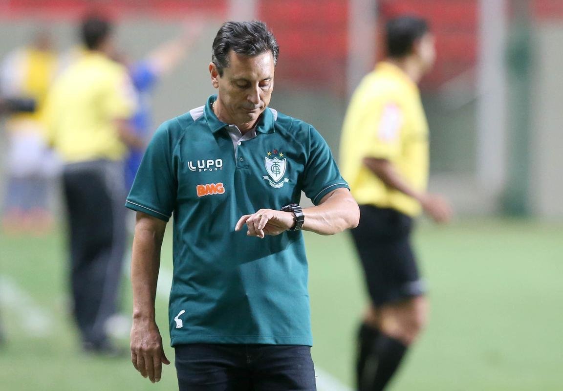 Respaldado pela boa campanha com o Cricima, vice-campeo da Srie B de 2012, Paulo Comelli assumiu o comando do Amrica na metade do Campeonato Mineiro de 2013. Ele no conseguiu alcanar a classificao  semifinal, ficando apenas em oitavo lugar. No primeiro turno da Srie B, o ex-tcnico conquistou 27 pontos e terminou em 10 lugar, sendo demitido. Ao todo foram 31 jogos, 11 vitrias, oito empates e 12 derrotas (aproveitamento de 44,08%).  