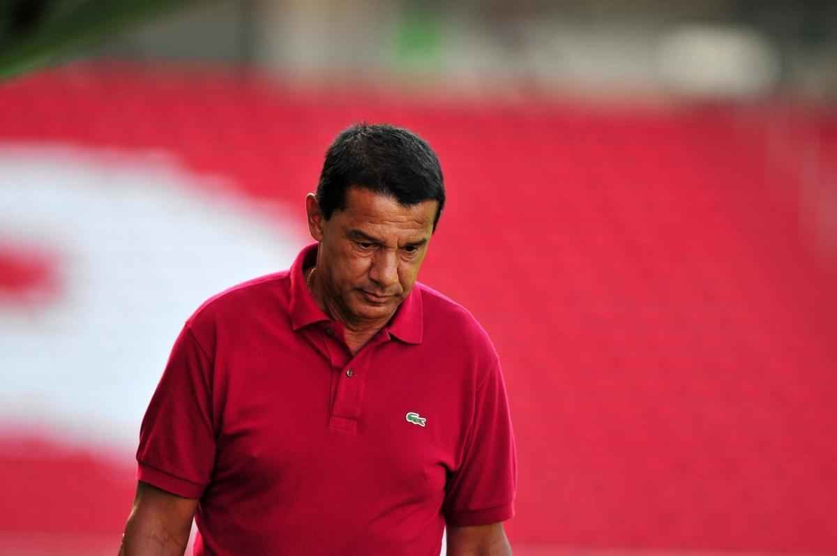 Contratado para substituir Milagres, Mauro Fernandes voltou ao time no segundo semestre de 2012 com a misso de tentar manter a disputa pelo acesso. Contudo, o aproveitamento foi nada mais que razovel, com 14 jogos, seis vitrias, dois empates e seis derrotas (47,6% dos pontos). Acabou demitido a quatro rodadas do fim da Srie B, sendo substitudo pelo interino Cludio Prates e posteriormente Vincius Eutrpio.