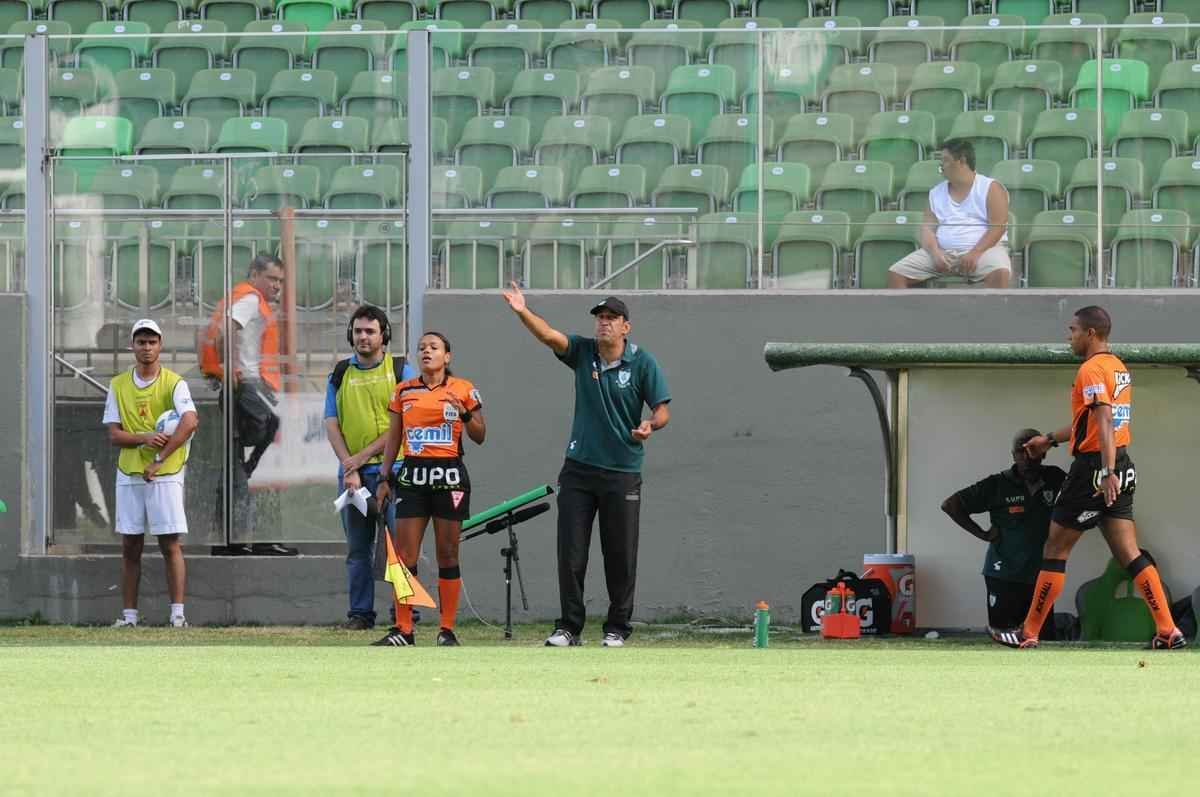 Vincius Eutrpio chegou ao CT Lanna Drumond em novembro de 2012. Seu sistema inovador de trabalho, no entanto, fracassou. Em sete jogos, o time perdeu apenas uma vez, porm no conseguiu emplacar boas atuaes. Houve ainda duas vitrias e quatro empates, com 47,6% de aproveitamento. No fim de 2013, Eutrpio conquistou o acesso  elite do futebol brasileiro com o Figueirense.  