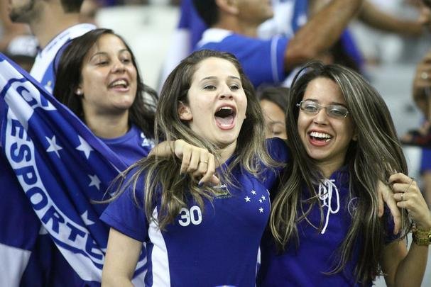 Torcida do Cruzeiro acompanha a partida contra o Atltico-PR, no Mineiro, pela 22 rodada