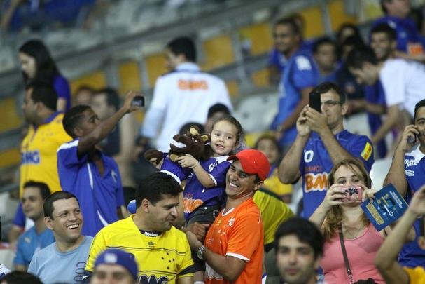 Torcida do Cruzeiro acompanha a partida contra o Atltico-PR, no Mineiro, pela 22 rodada