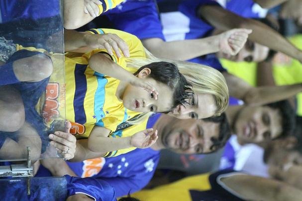 Torcida do Cruzeiro acompanha a partida contra o Atltico-PR, no Mineiro, pela 22 rodada