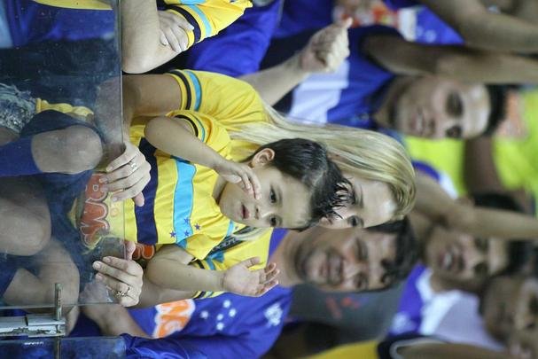 Torcida do Cruzeiro acompanha a partida contra o Atltico-PR, no Mineiro, pela 22 rodada