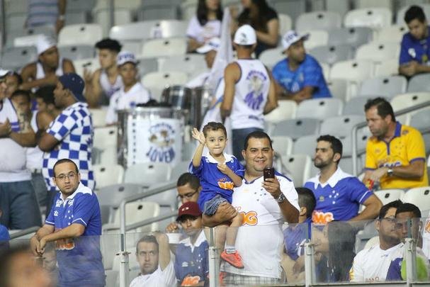 Torcida do Cruzeiro acompanha a partida contra o Atltico-PR, no Mineiro, pela 22 rodada
