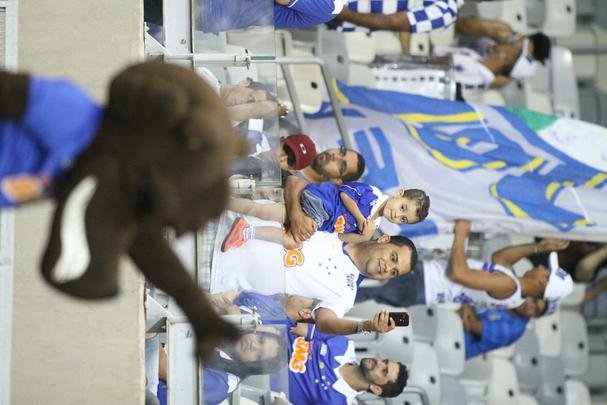 Torcida do Cruzeiro acompanha a partida contra o Atltico-PR, no Mineiro, pela 22 rodada