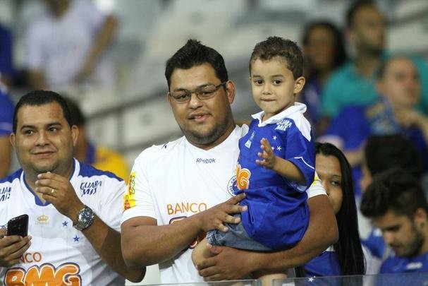 Torcida do Cruzeiro acompanha a partida contra o Atltico-PR, no Mineiro, pela 22 rodada
