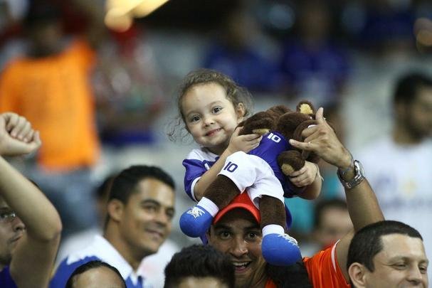 Torcida do Cruzeiro acompanha a partida contra o Atltico-PR, no Mineiro, pela 22 rodada