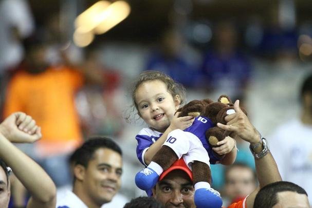 Torcida do Cruzeiro acompanha a partida contra o Atltico-PR, no Mineiro, pela 22 rodada