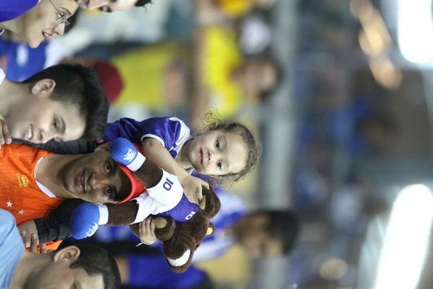 Torcida do Cruzeiro acompanha a partida contra o Atltico-PR, no Mineiro, pela 22 rodada