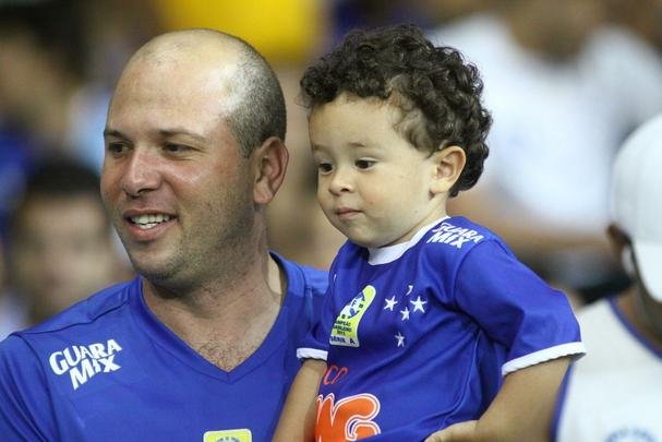 Torcida do Cruzeiro acompanha a partida contra o Atltico-PR, no Mineiro, pela 22 rodada