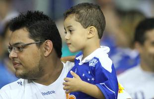 Torcida do Cruzeiro acompanha a partida contra o Atltico-PR, no Mineiro, pela 22 rodada