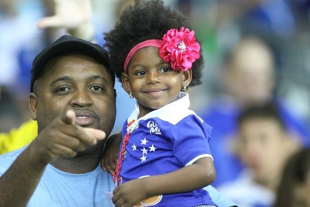 Torcida do Cruzeiro acompanha a partida contra o Atltico-PR, no Mineiro, pela 22 rodada