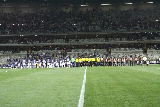 Torcida do Cruzeiro acompanha a partida contra o Atltico-PR, no Mineiro, pela 22 rodada