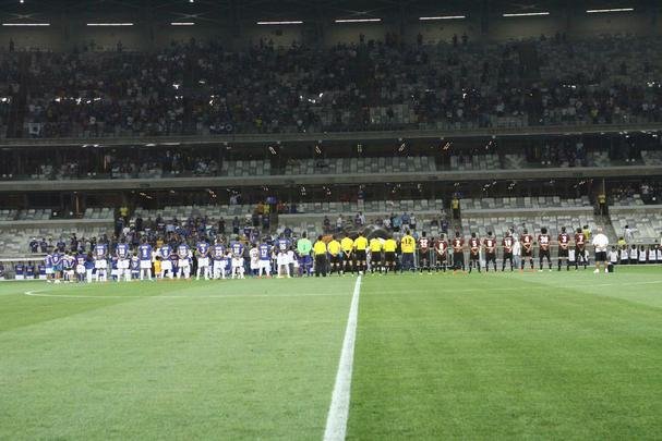 Torcida do Cruzeiro acompanha a partida contra o Atltico-PR, no Mineiro, pela 22 rodada