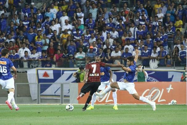 Cruzeiro e Atltico-PR se enfrentam no Mineiro pela 22 rodada do Campeonato Brasileiro