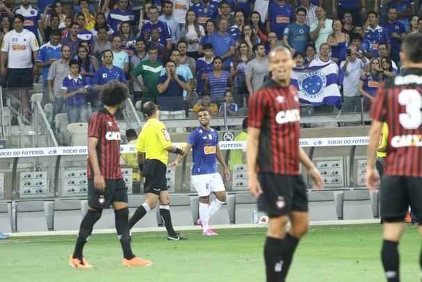 Cruzeiro e Atltico-PR se enfrentam no Mineiro pela 22 rodada do Campeonato Brasileiro