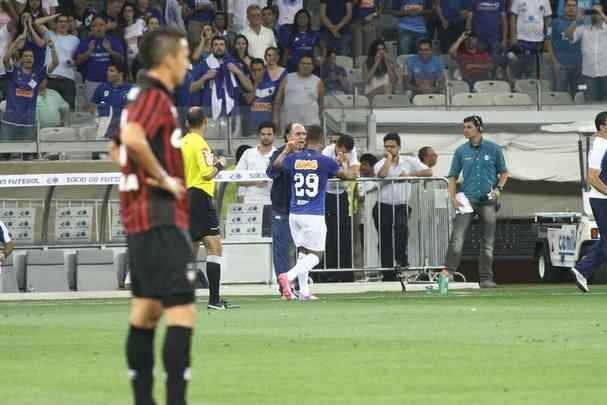 Cruzeiro e Atltico-PR se enfrentam no Mineiro pela 22 rodada do Campeonato Brasileiro
