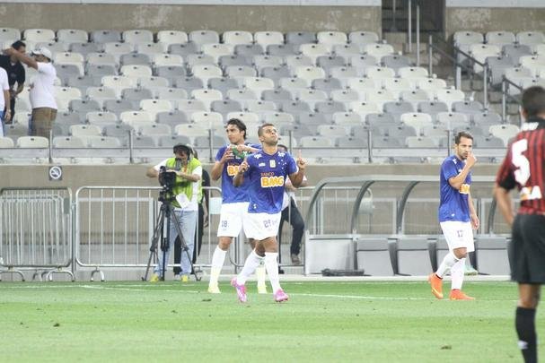Cruzeiro e Atltico-PR se enfrentam no Mineiro pela 22 rodada do Campeonato Brasileiro
