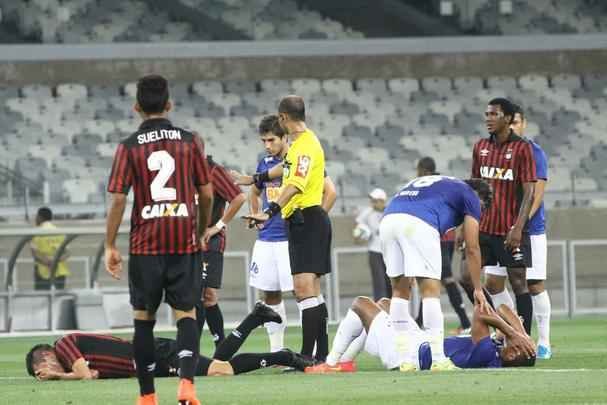 Cruzeiro e Atltico-PR se enfrentam no Mineiro pela 22 rodada do Campeonato Brasileiro