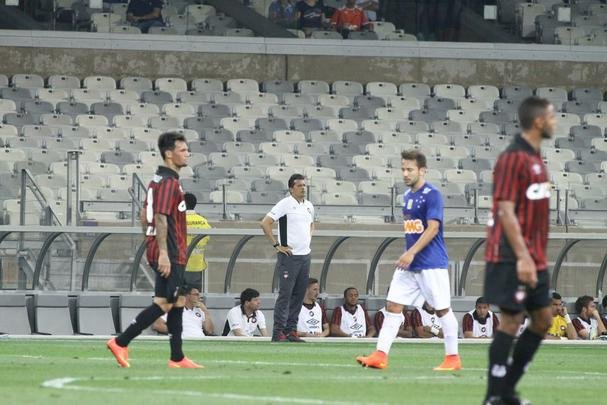 Cruzeiro e Atltico-PR se enfrentam no Mineiro pela 22 rodada do Campeonato Brasileiro