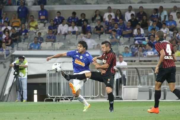 Cruzeiro e Atltico-PR se enfrentam no Mineiro pela 22 rodada do Campeonato Brasileiro