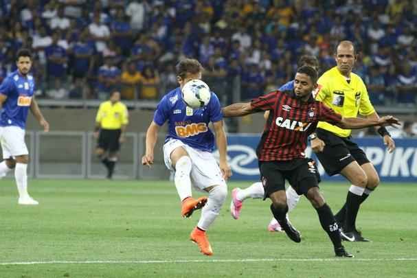 Cruzeiro e Atltico-PR se enfrentam no Mineiro pela 22 rodada do Campeonato Brasileiro