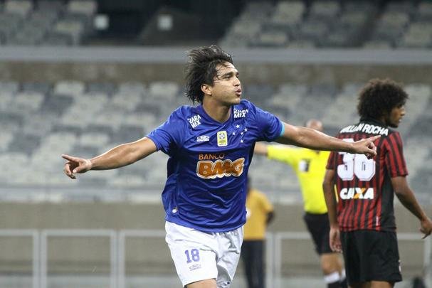 Cruzeiro e Atltico-PR se enfrentam no Mineiro pela 22 rodada do Campeonato Brasileiro